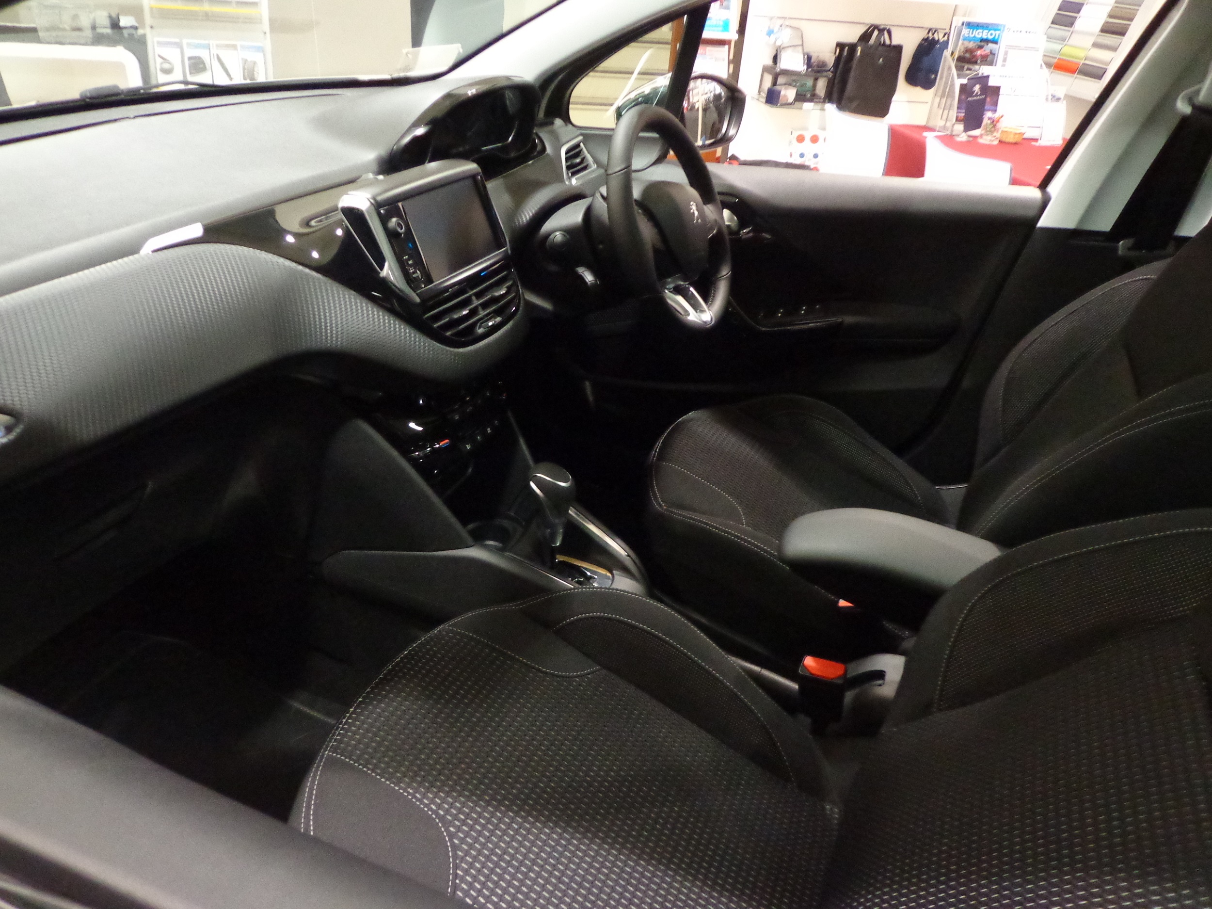 208 Allureシエロパッケージ入庫致しました！