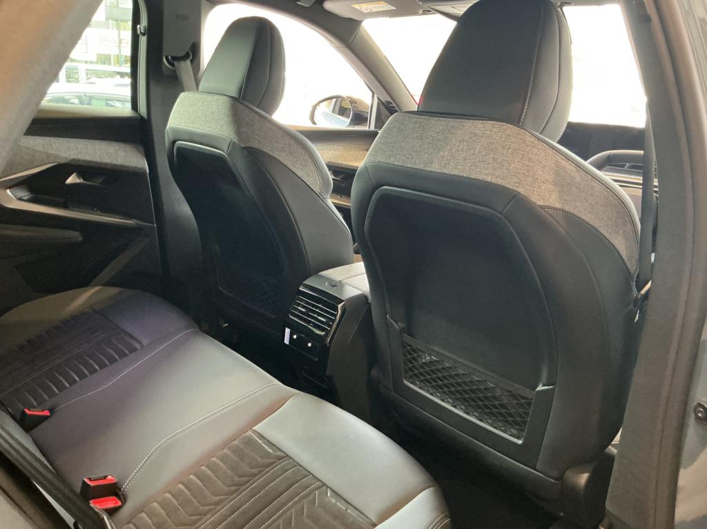 シートにも、PEUGEOTらしいこだわりを